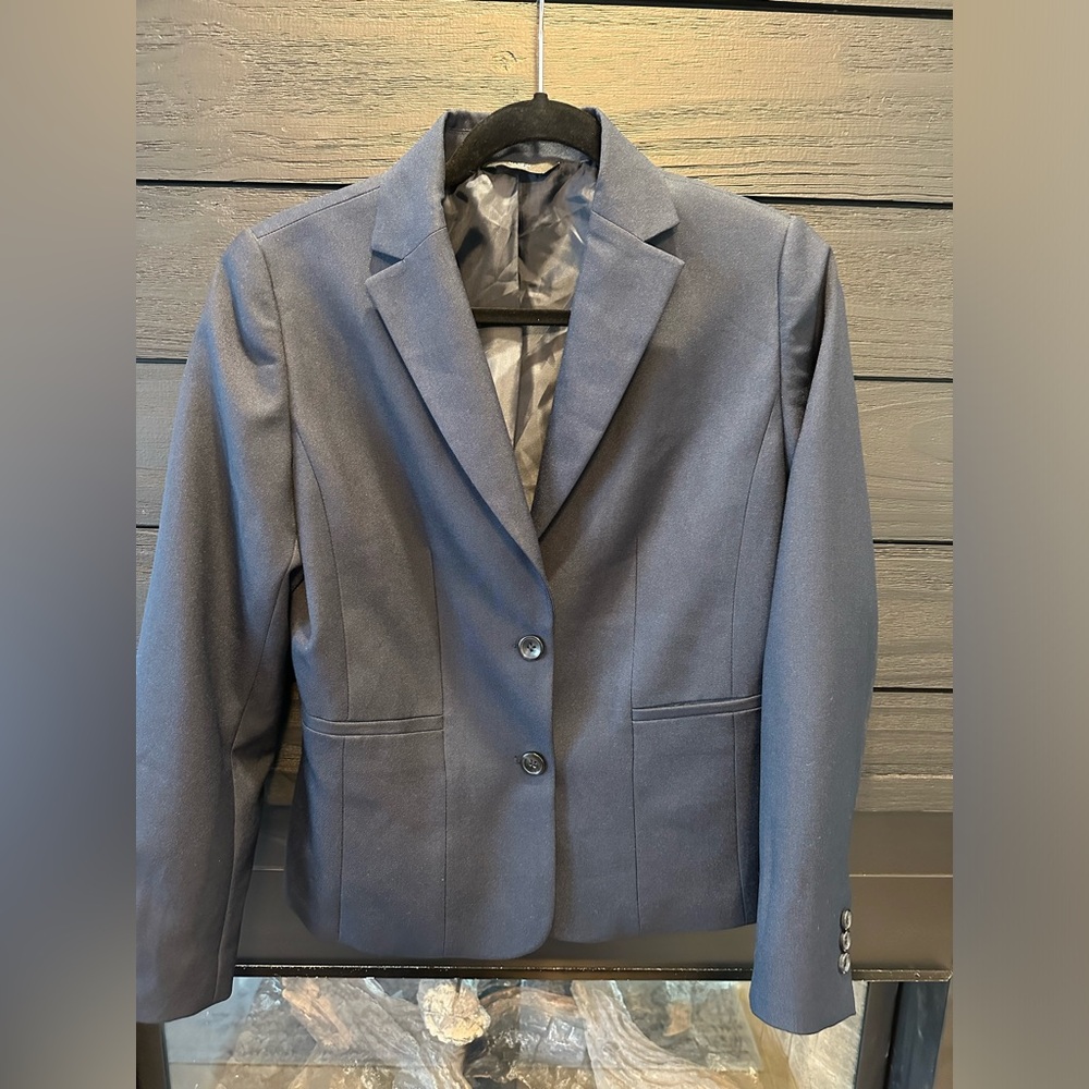Navy blue suit jacket in very good condition! What a beauty! Love to keep it❤️